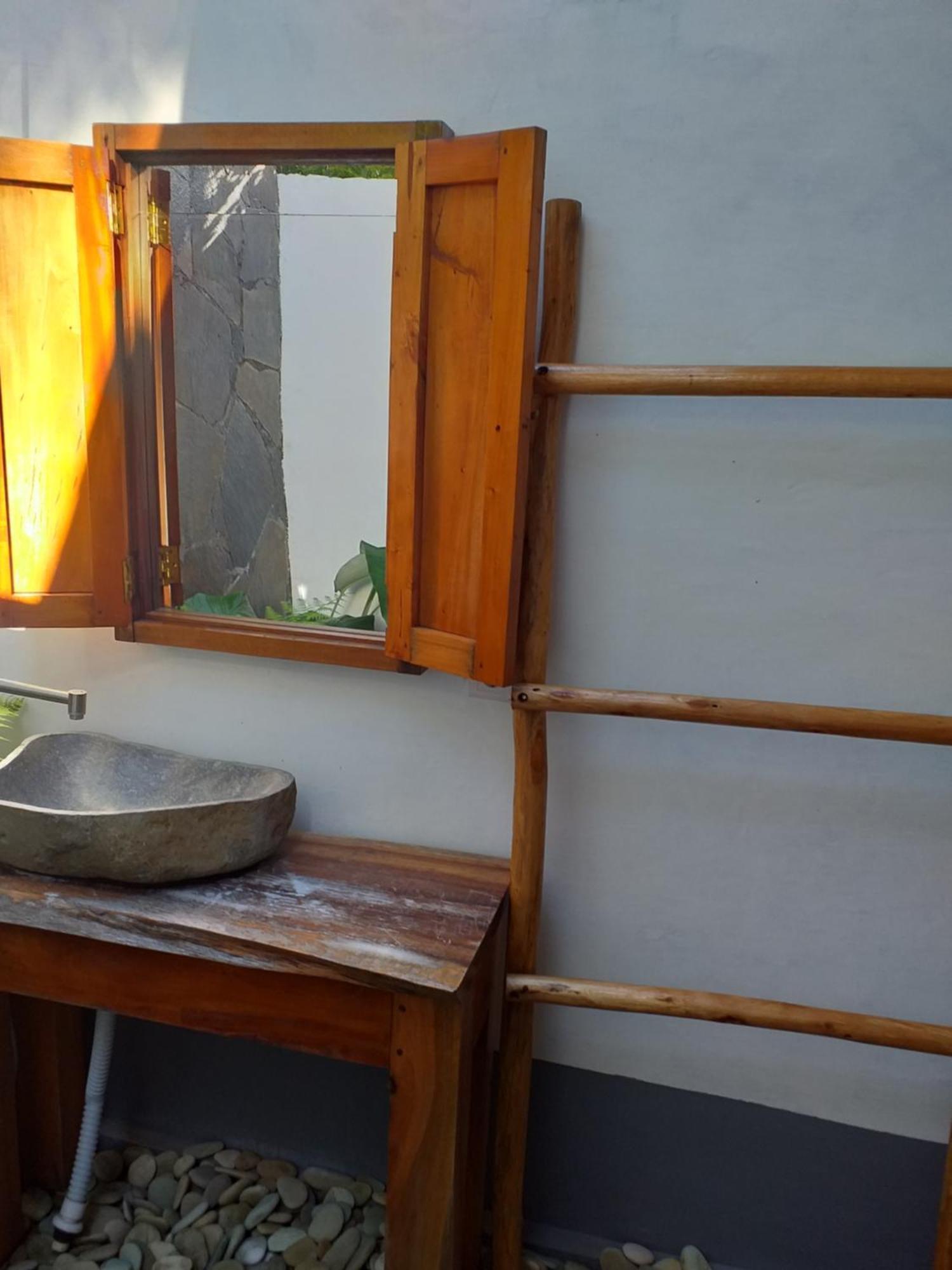 The Geckos Homestay Kelimutu Bilik gambar